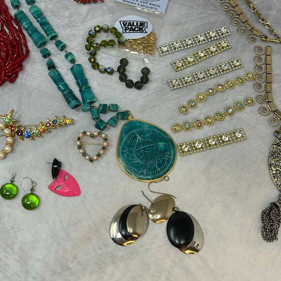 Huge Lot Mostly Vintage Some Now Costume Jewelry Need Repair Necklaces Brooches - Picture 4 of 6